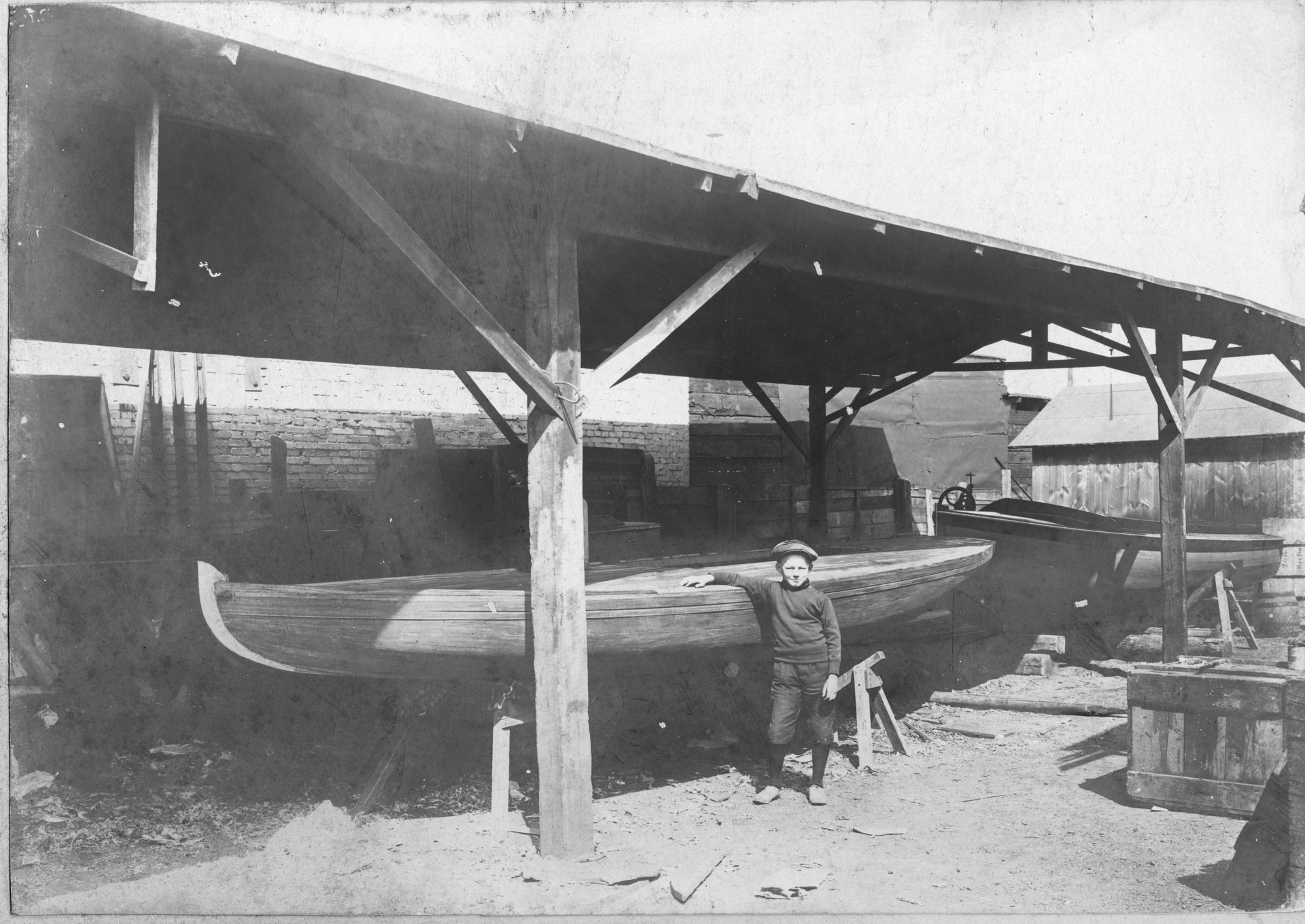 Werft Oswald Ernst - Bau eines Segelschiff (unbekannt) - Junge ist der Sohn Theodor Ernst