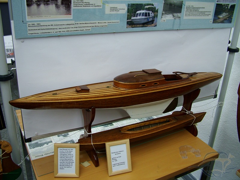 Heimatstube Grünheide: In der Ausstellung sehen Sie oben ein Modell eines Schärenkreuzers, welches er 1920 baute, mit Peitschenmast und Gaffeltakelung. Darunter ein Paddelboot als Modell, welches er 1938 baute.