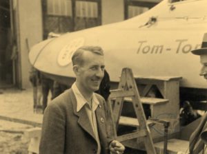 Karl Marconi vor seinem konstruierten Rennboot Tom-Tom