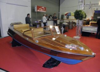 Norbert Kalz - Ausstellung seines restaurierten Optimist auf der Boot & Fun 2007
