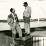 Cäsar Pinnau und Aristoteles Onassis an Deck der Yacht Christina bei der Probefahrt in Kiel im Jahr 1954 - Quelle - Archiv Peter Pinnau