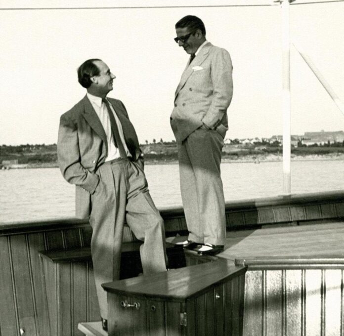 Cäsar Pinnau und Aristoteles Onassis an Deck der Yacht Christina bei der Probefahrt in Kiel im Jahr 1954 - Quelle - Archiv Peter Pinnau
