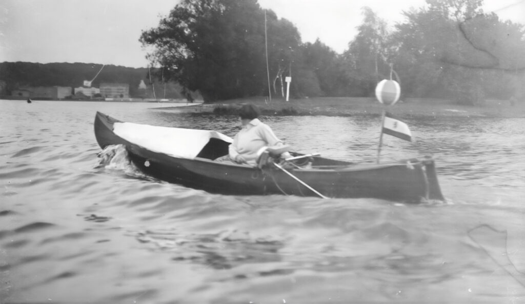 Elly König 1928 - mit Seitenbordmotor - Foto überreicht durch Margrit König