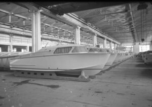 Bora-Motorboote in einem Lagerhaus. 1962 – © Historisch-fotografisches Archiv des Werks von Monfalcone, Monfalcone