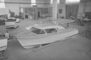 Das Motorboot Bora befindet sich in der Fertigungshalle. 1960 – © Historisch-fotografisches Archiv des Werks Monfalcone, Monfalcone