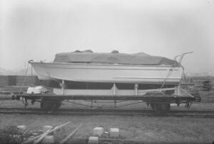 Motorboot Bora auf einem Eisenbahnwaggon am Bahnhof von Monfalcone. 1966 – © Historisch-fotografisches Archiv des Werks von Monfalcone, Monfalcone