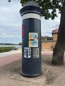 Neu eingeweihte Litfaßsäule auf dem Gelände der Regattatribüne Grünau - gebaut 1907 - seit 1981 auf dem Gelände - 2025 komplett restauriert