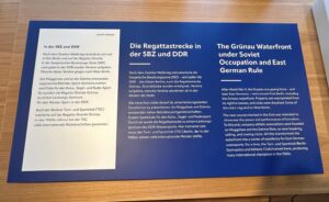 Teilansicht neueröffnetes Wassersportmuseum Grünau - Info über die Regattastrecke