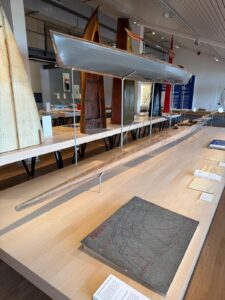 Teilansicht neueröffnetes Wassersportmuseum Grünau - an der Decke hängt das Boot Juwel des Konstrukteur Theo Ernst